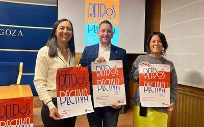 Cuatro artistas rescatan la publicidad antigua en las calles de Quinto con la tercera edición de “Retrospectiva. Permitido pintar carteles”
