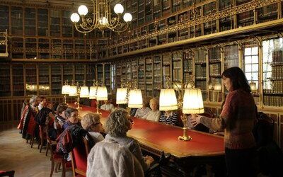 La Diputación de Zaragoza ofrece visitas guiadas a la biblioteca del palacio de Sástago, un viaje por la historia del libro