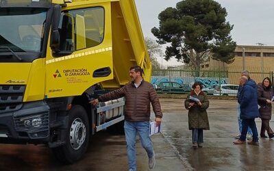 La Diputación de Zaragoza amplía su parque de maquinaria con dos camiones dumper y una retroexcavadora
