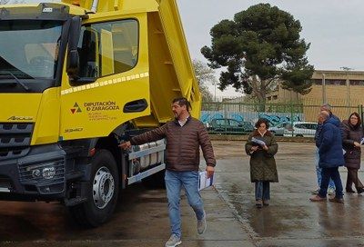 La Diputación de Zaragoza amplía su parque de maquinaria con dos camiones dumper y una retroexcavadora