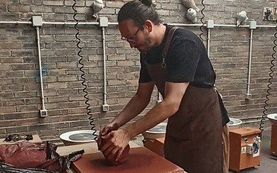 El Taller Escuela Cerámica de Muel de la DPZ encara la recta final de su 60 aniversario con una jornada con el artista Ícaro Maiterena y una visita a la colección Fortún-Torralba