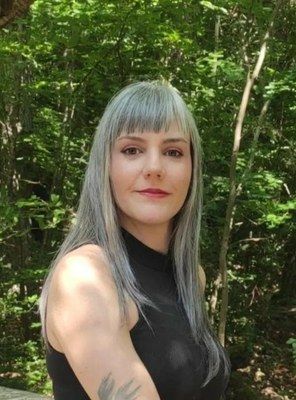 Isabel García Calvo, ganadora del IV Premio de Cómic Santa Isabel de Portugal de la Diputación de Zaragoza por su obra “La sangre que te trajo”
