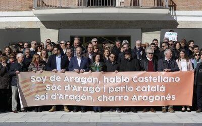 Vecinos y cargos electos de más de 40 municipios aragoneses se concentran en Mequinenza en defensa del aragonés y del catalán de Aragón