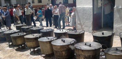 Terrer celebra San Pascual Bailón este domingo con 17 calderas de judías, fiesta de interés turístico de Aragón