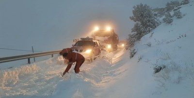 LOS BOMBEROS DE LA DPZ TRABAJARON AYER DOMINGO EN LA LIMPIEZA DE LAS CARRETERAS DE UN CENTENAR DE POBLACIONES DE LA PROVINCIA