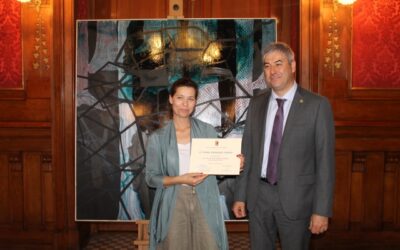 La pintora María Enfedaque ganadora del I Premio de Arte «Joaquina Zamora» por su obra «Bosque con estructura»