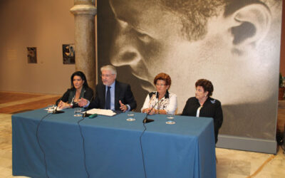 Zaragoza, 2 de octubre de 2013.- La Diputación Provincial de Zaragoza (DPZ) ha presentado esta tarde la exposición “CooperaDPZ”, en la que  muestra algunos de los proyectos solidarios en los que colabora, dando a conocer, de esta manera, las actividades que está poniendo en marcha la institución provincial en materia de Cooperación al Desarrollo.  La muestra “CooperaDPZ” pretende, además, sensibilizar a la población sobre la grave situación en la que se encuentran algunos países y la importancia de la implicación y la cooperación de las administraciones públicas.  La exposición se compone de una serie de imágenes que reflejan los proyectos que la Diputación ha subvencionado durante los años 2010, 2011 y 2012, catalogadas en siete temas: educación y formación, derechos humanos, economía social y desarrollo social, agua y saneamiento, salud,  educación para el desarrollo y comercio justo y, por último, ayudas humanitarias y de emergencia.  “CooperaDPZ” estará abierta al público en el Cuarto Espacio hasta el próximo 16 de octubre, y luego se trasladará al Centro Joaquín Roncal de Zaragoza. El año que viene formará parte del circuito de exposiciones itinerantes que la Diputación Provincial de Zaragoza (DPZ) oferta a los municipios zaragozanos.  image-a263bc63f6072c9bcb5f797c180fc9d3a40fa976  image-75a7a814441224dee32ee7e4d33ee887799a12d1