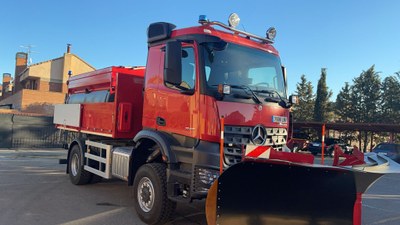 Los bomberos de la Diputación de Zaragoza incorporan un nuevo camión quitanieves para actuar en las carreteras de la provincia