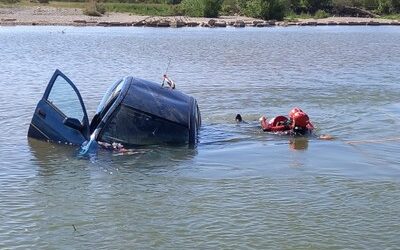 Los bomberos de la Diputación de Zaragoza se forman en rescates de personas en vehículos semisumergidos y en el uso de barcas sin motor