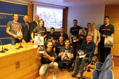 Los bomberos de la Diputación de Zaragoza editan un calendario solidario a beneficio de Fundación Aragonesa de Esclerosis Múltiple