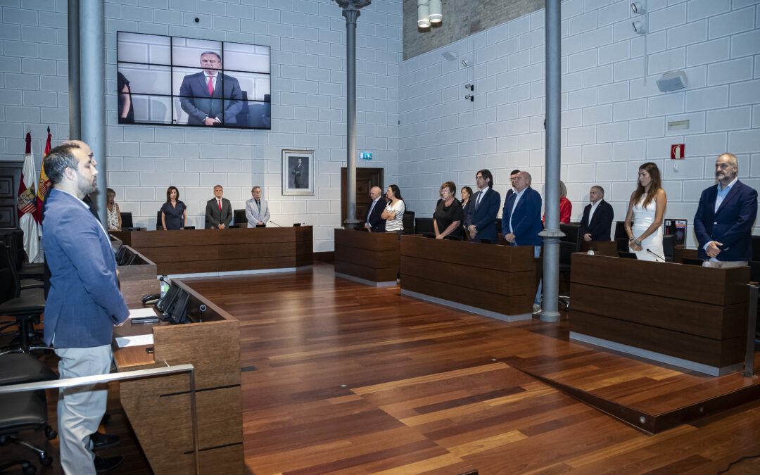 El pleno de la Diputación de Zaragoza guarda un minuto de silencio en memoria de Javier Lambán