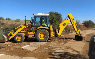 Las máquinas de la DPZ limpian la CV-669 que da acceso a Encinacorba permitiendo su apertura al tráfico tras la fuerte tormenta