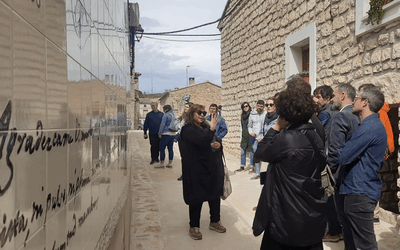 Los artistas de la Casa de Velázquez descubren Fuendetodos y la cerámica de Muel para celebrar los 35 años de colaboración con la DPZ