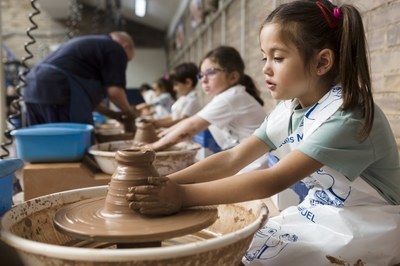 Más de 6.000 escolares disfrutan siendo alfareros por un día en el Taller Escuela Cerámica de Muel de la DPZ