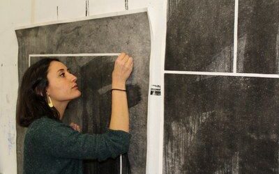 Alba Lorente desarrolla su proyecto artístico de destrucción creativa durante su estancia en la Casa de Velázquez