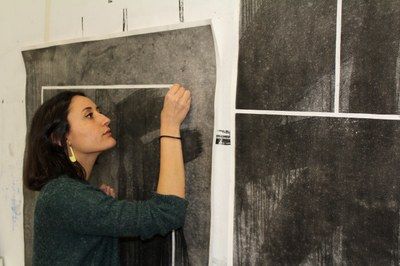 Alba Lorente desarrolla su proyecto artístico de destrucción creativa durante su estancia en la Casa de Velázquez