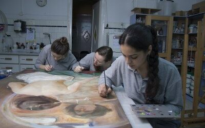 La escuela taller de restauración de la Diputación de Zaragoza restaura un cuadro del Museo Hispano-Mexicano de Alagón