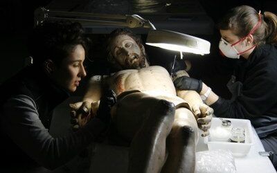 La escuela taller de restauración de la DPZ devuelve su aspecto original al Cristo de la Cuna de Ateca, una talla barroca del siglo XVII