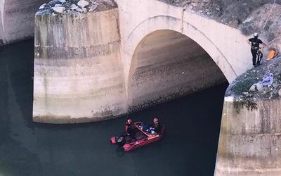 Los bomberos de la DPZ realizan un simulacro sobre cómo llevar a cabo una búsqueda en el embalse de Mequinenza