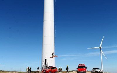 Los bomberos de la Diputación de Zaragoza realizan un simulacro de rescate de una víctima en un aerogenerador