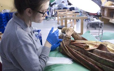 La escuela taller de restauración de la DPZ entrega a la parroquia de Cadrete una escultura restaurada por sus alumnas
