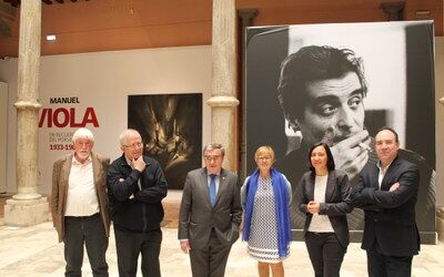 El alcalde de Lérida visita la exposición de la DPZ sobre Manuel Viola en la víspera del centenario del nacimiento del artista