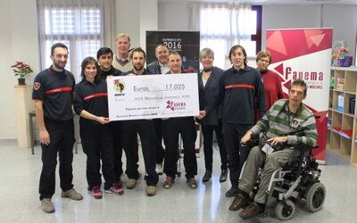 Los bomberos de la DPZ entregan a la Fundación Aragonesa de Esclerosis Múltiple los 17.000 euros recaudados con su calendario