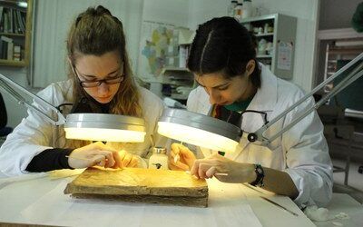 La escuela taller de la Diputación de Zaragoza restaura seis libros sacramentales del archivo parroquial de Vera de Moncayo