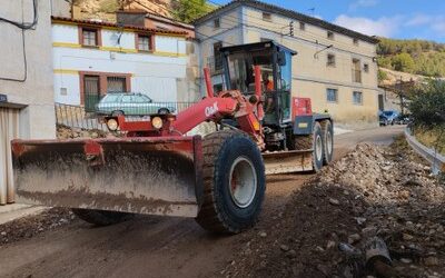 Las máquinas de la DPZ trabajan en la limpieza de la carretera provincial CV-102 a su paso por Tosos tras la fuerte tormenta