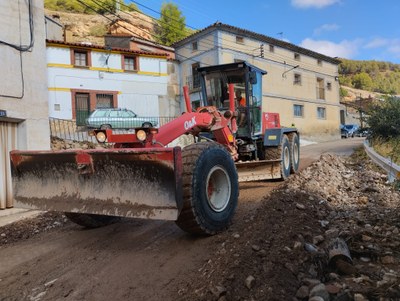 Las máquinas de la DPZ trabajan en la limpieza de la carretera provincial CV-102 a su paso por Tosos tras la fuerte tormenta