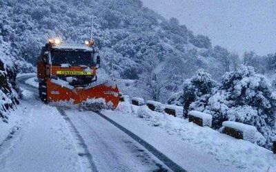 Los bomberos de la Diputación de Zaragoza despejan las carreteras de la provincia afectadas por el temporal de nieve