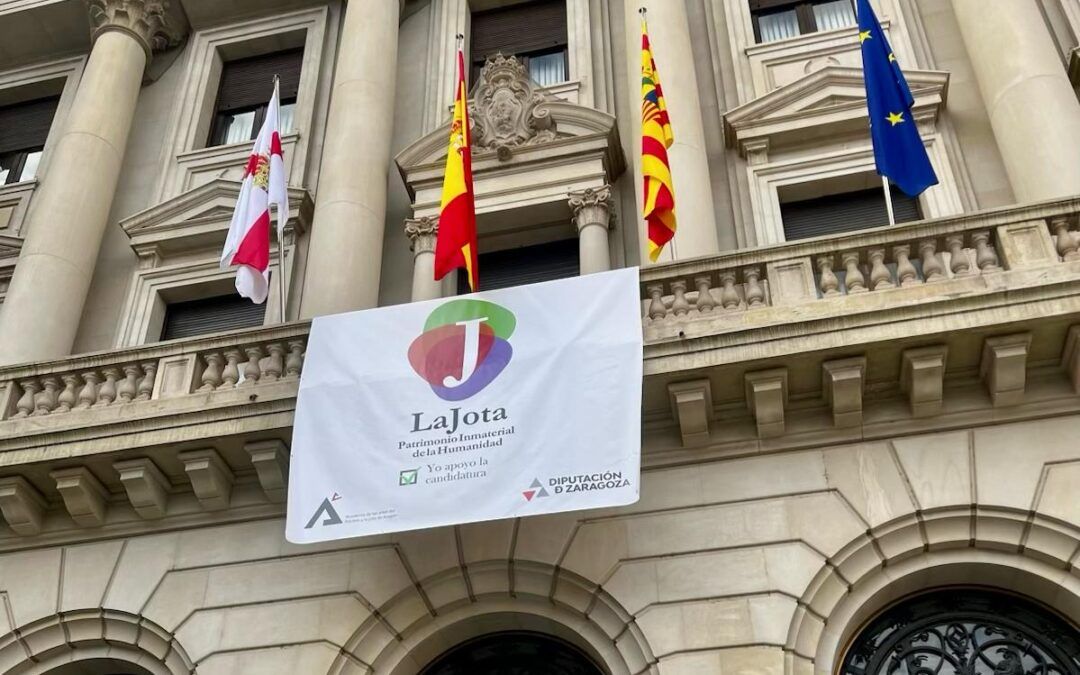 La Diputación de Zaragoza exhibe en su fachada una gran pancarta en apoyo a la candidatura de La Jota como Patrimonio Inmaterial de la Humanidad