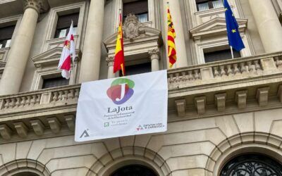 La Diputación de Zaragoza exhibe en su fachada una gran pancarta en apoyo a la candidatura de La Jota como Patrimonio Inmaterial de la Humanidad