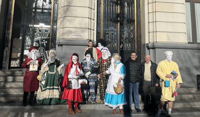 Las mascarutas de Épila toman las calles de Zaragoza para invitar a participar en el carnaval más famoso de la provincia