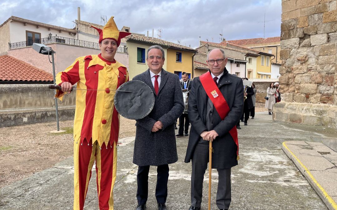 Sánchez Quero destaca el valor y la singularidad de La Máscara de Ateca, que ha vuelto a subir el cerro de San Blas