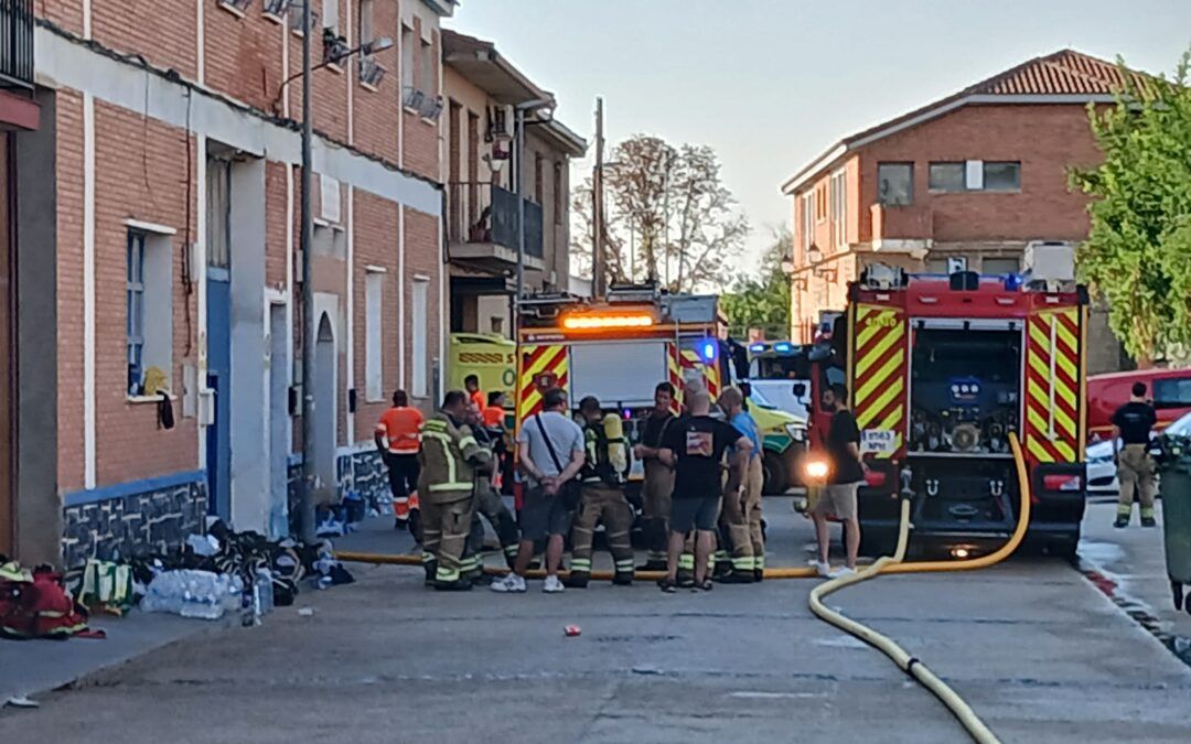 Un bombero de la Diputación de Zaragoza y un trabajador fallecen en el incendio de un taller mecánico en Calatorao
